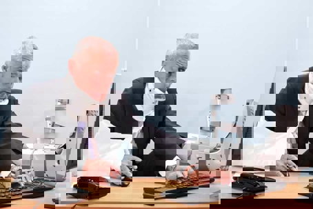 injured business man